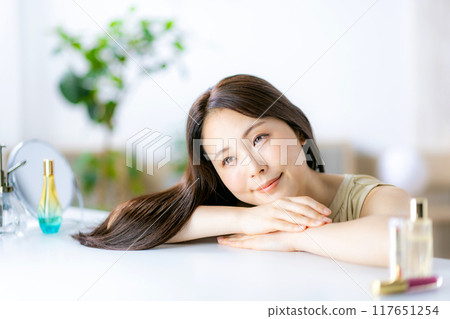 glossy hair female beauty 117651254
