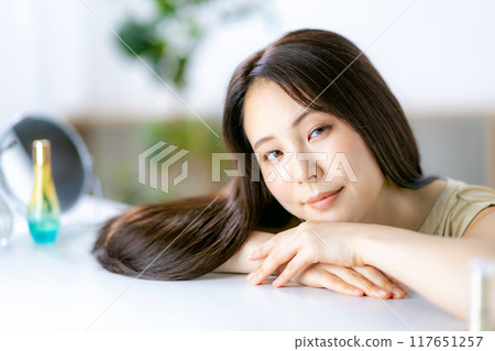 glossy hair female beauty 117651257