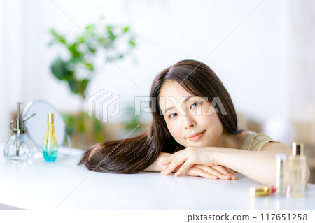 glossy hair female beauty 117651258