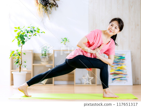 Women who do yoga 117651317
