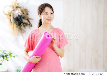 Women who do yoga 117651326