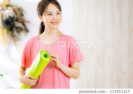 Women who do yoga 117651327