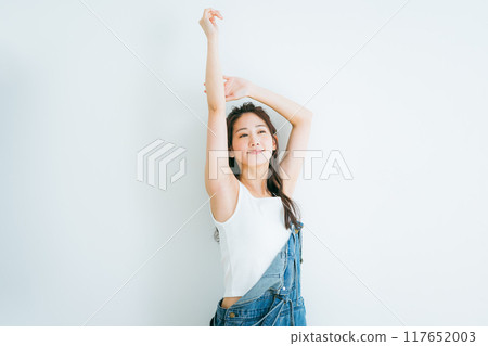 Beauty image of a young Japanese woman 117652003