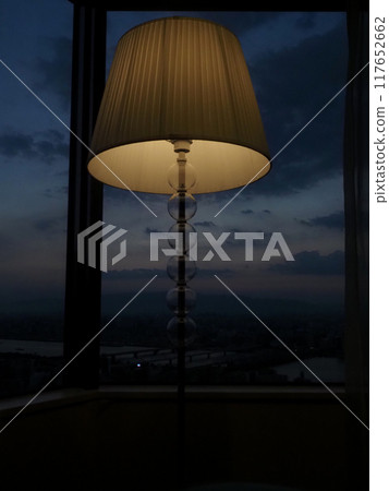 開著檯燈的窗邊(透過飯店窗戶看到的淀川地區的夜景) 開著檯燈的窗邊(透過飯店窗戶看到的淀川地區的夜景) 117652662