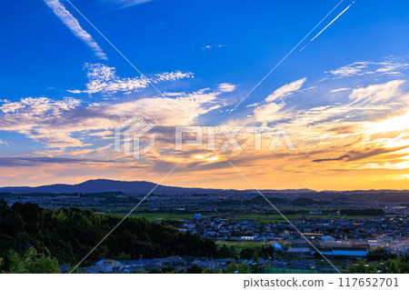從京都府最南端木津川市木津町的山上眺望夜景#9 夕陽落在生駒山脈上,將山脈塗成金黃色。 從京都府最南端木津川市木津町的山上眺望夜景#9 夕陽落在生駒山脈上,將山脈塗成金黃色。 117652701
