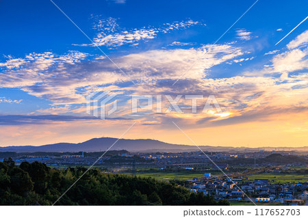 從山上俯瞰京都府最南端的木津川市的夜景#11，日落落在生駒山脈上，將山脈塗成金黃色。 117652703