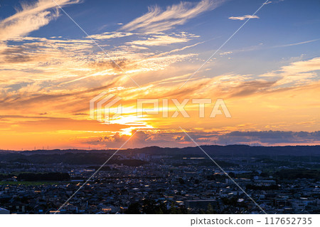 #35 從京都府最南端的木津川市木津町的山上眺望傍晚的景色,夕陽沉入生駒山脈,將群山塗成金黃色。 #35 從京都府最南端的木津川市木津町的山上眺望傍晚的景色,夕陽沉入生駒山脈,將群山塗成金黃色。 117652735
