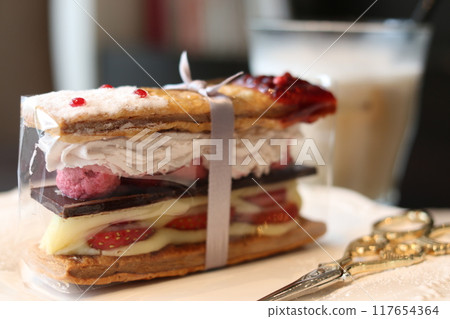 草莓Millefeuille 117654364