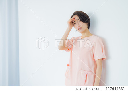 Worried nurse 117654881