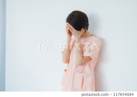 Worried nurse 117654884
