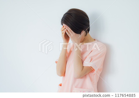 Worried nurse 117654885