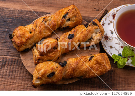 葡萄乾麵包 117654899