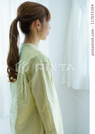 準備在辦公室創業的年輕女性 準備在辦公室創業的年輕女性 117655564