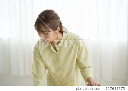 準備在辦公室創業的年輕女性 準備在辦公室創業的年輕女性 117655575