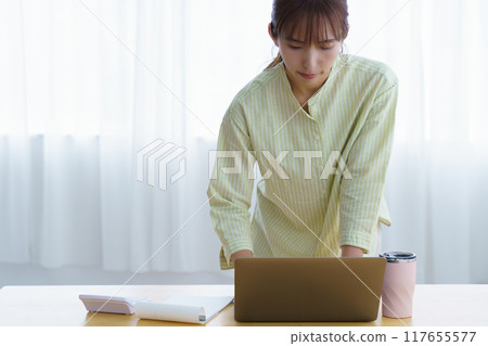 準備在辦公室創業的年輕女性 準備在辦公室創業的年輕女性 117655577