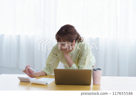 準備在辦公室創業的年輕女性 準備在辦公室創業的年輕女性 117655586