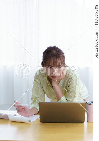 準備在辦公室創業的年輕女性 117655588