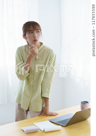 準備在辦公室創業的年輕女性 117655599