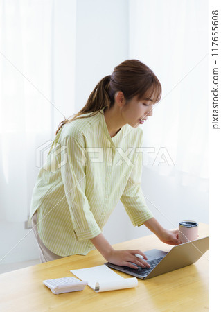 準備在辦公室創業的年輕女性 117655608