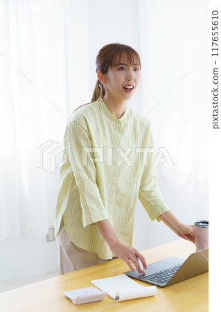 準備在辦公室創業的年輕女性 準備在辦公室創業的年輕女性 117655610