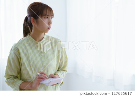 準備在辦公室創業的年輕女性 117655617