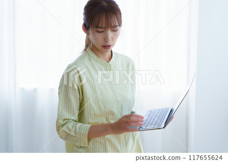 準備在辦公室創業的年輕女性 準備在辦公室創業的年輕女性 117655624