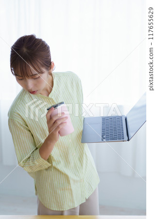 準備在辦公室創業的年輕女性 117655629