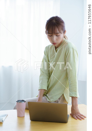 準備在辦公室創業的年輕女性 準備在辦公室創業的年輕女性 117655646