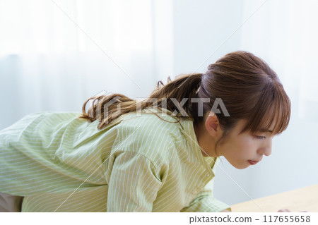 準備在辦公室創業的年輕女性 準備在辦公室創業的年輕女性 117655658