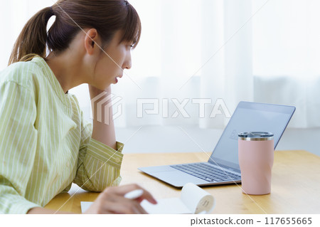 準備在辦公室創業的年輕女性 準備在辦公室創業的年輕女性 117655665