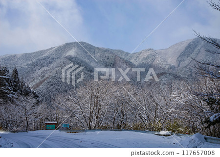 Winter scenery in a mountain village (Maze, Gero City, Gifu Prefecture) 117657008
