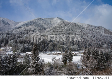 冬天的山村風景（岐阜縣下呂市馬瀨） 117657011