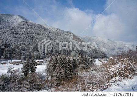Winter scenery in a mountain village (Maze, Gero City, Gifu Prefecture) 117657012
