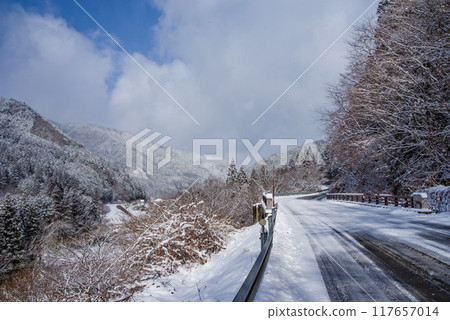 Winter scenery in a mountain village (Maze, Gero City, Gifu Prefecture) 117657014