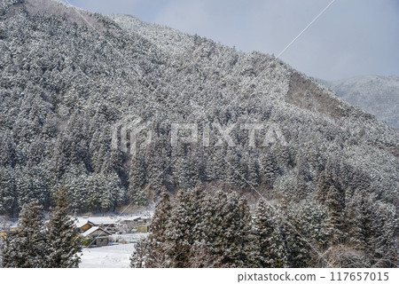 Winter scenery in a mountain village (Maze, Gero City, Gifu Prefecture) Winter scenery in a mountain village (Maze, Gero City, Gifu Prefecture) 117657015