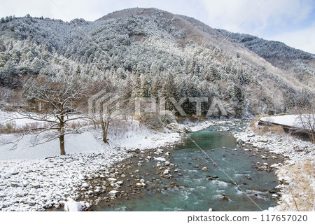 Winter scenery in a mountain village (Maze, Gero City, Gifu Prefecture) Winter scenery in a mountain village (Maze, Gero City, Gifu Prefecture) 117657020