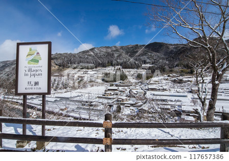 Snowy rural scenery (Maze, Gero City, Gifu Prefecture) 117657386