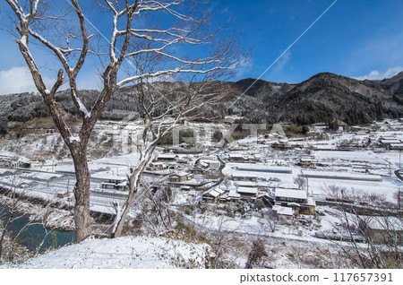 Snowy rural scenery (Maze, Gero City, Gifu Prefecture) Snowy rural scenery (Maze, Gero City, Gifu Prefecture) 117657391