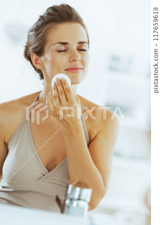 Young woman using cotton pad 117659619