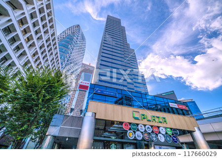 日本東京城市景觀、飛機景觀（右後）、新宿 L 塔、東京時尚學園繭塔等 = 20 日 117660029