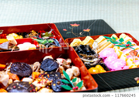 三層時令菜餚放在墊子上 117660245