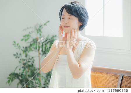 做皮膚護理的中年婦女 做皮膚護理的中年婦女 117660366