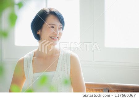 做皮膚護理的中年婦女 做皮膚護理的中年婦女 117660367