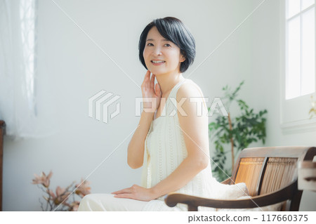 做皮膚護理的中年婦女 做皮膚護理的中年婦女 117660375