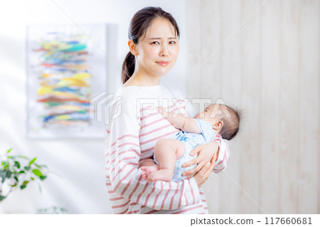 媽媽抱著孩子，厭倦了照顧孩子 117660681
