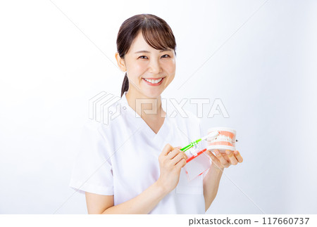 Dentist Female 117660737