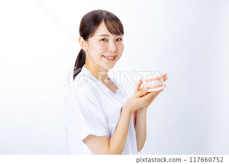 Dentist Female 117660752