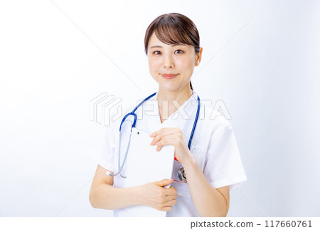 女醫生白色背景 117660761