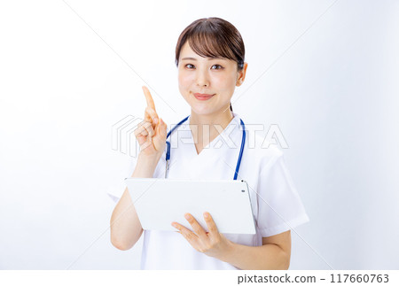 女醫生白色背景 117660763