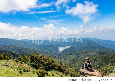 大佛薩峰登山道上的風景與登山者 117661386